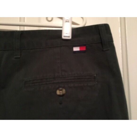 TOMMY HILFIGER SIZE 38 GREEN CASUAL SHORTS - Picture 2 of 4